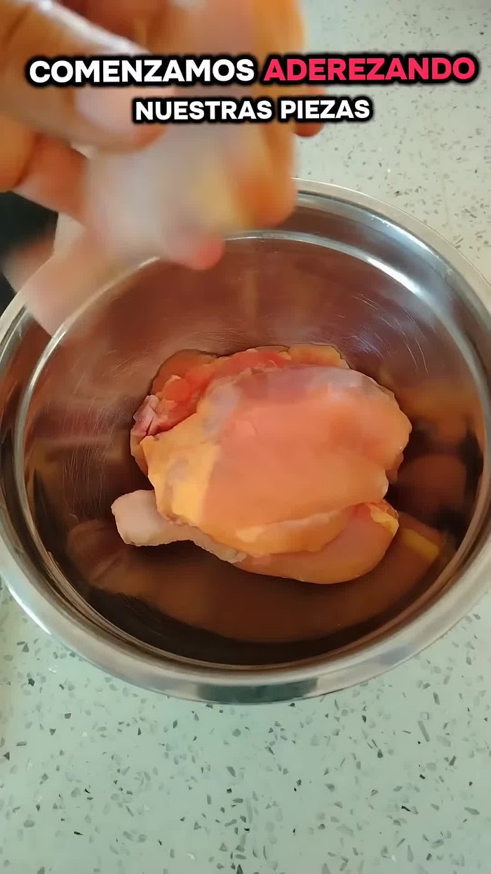 Aderezar las piezas de pollo con panca en polvo, pimienta, comino, sal y una cucharada de ajo molido.