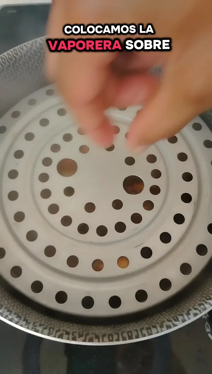 Colocar la vaporera con el brócoli picado sobre la olla con el pollo. Cocinar durante 10 minutos.