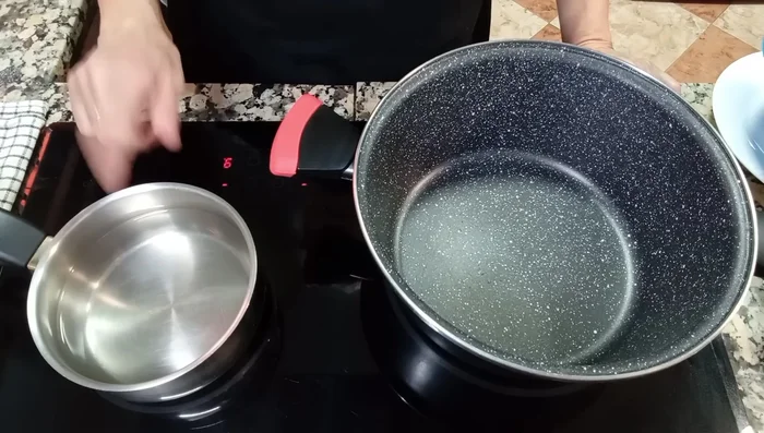 Poner una cacerola y un cazo al fuego con agua. Añadir sal al agua de ambos recipientes.