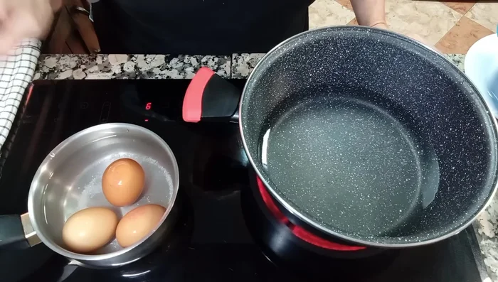 En el cazo, cocer los huevos durante 10 minutos a fuego máximo. Luego, pasarlos a un bol con agua fría para cortar la cocción y pelarlos fácilmente.