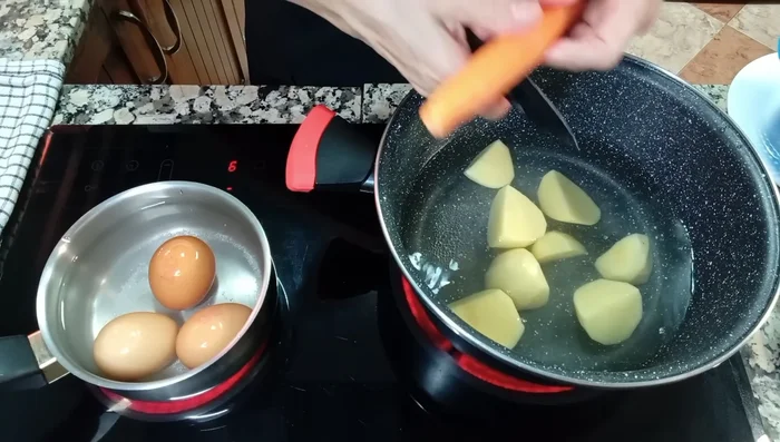 En la cacerola, cocer las patatas y la zanahoria cortadas en el agua con sal, a fuego medio, durante 20 minutos o hasta que estén tiernas.