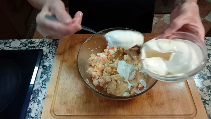 Incorporar poco a poco la mayonesa y el vinagre, hasta obtener una mezcla homogénea.