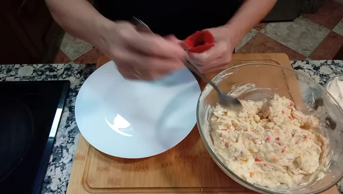Rellenar los pimientos del piquillo con la mezcla preparada y colocar un langostino en cada uno.
