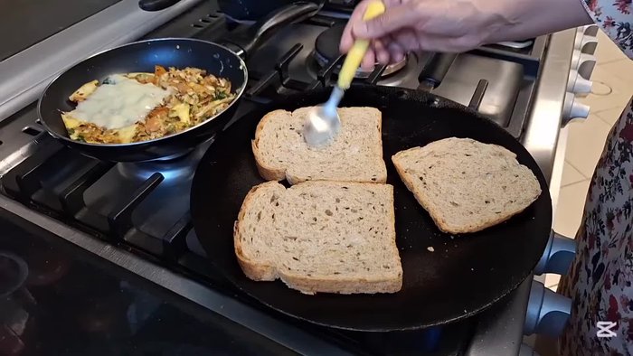 Agregar las verduras y el queso a la sartén caliente.