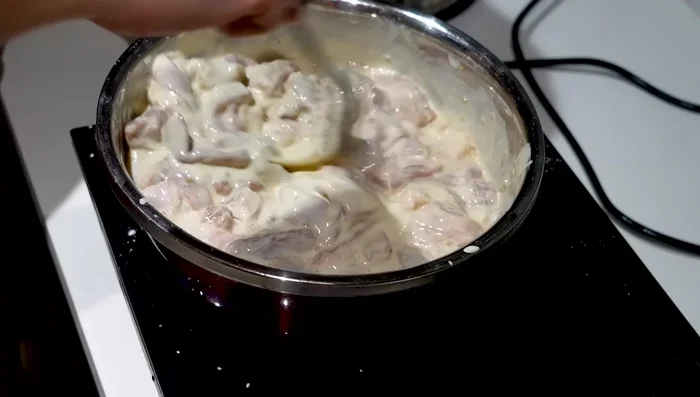 Rebozar las costillas en las migas de panko, presionando ligeramente.