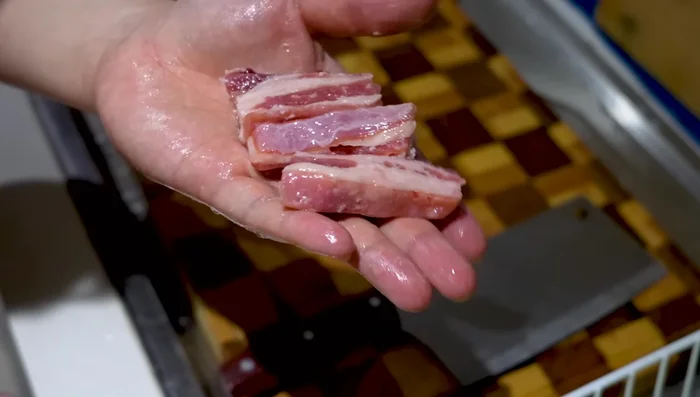 Cortar las costillas de cordero en trozos más pequeños.