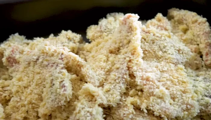 Freír las costillas en abundante aceite a fuego alto durante 6-10 minutos, volteando con cuidado para que no se caigan las migas de panko. Después de 30 segundos, bajar el fuego a medio.