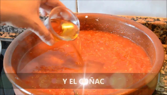 Agregar el vino blanco y el brandy o coñac. Dejar evaporar el alcohol durante 5 minutos. Probar y rectificar de sal o azúcar. (123.84)