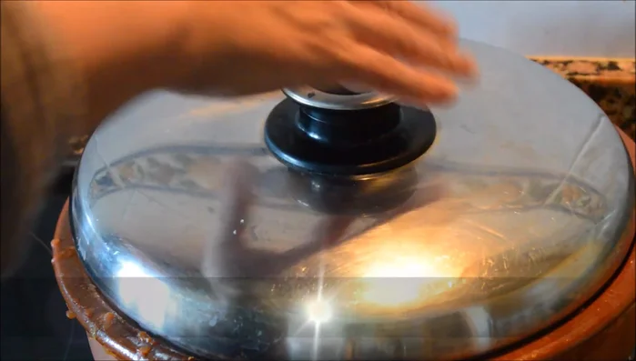 Incorporar las chirlas bien limpias, remover para sumergirlas en el tomate. Tapar y cocer 10 minutos hasta que se abran. Desechar las que no se abran. (147.519)