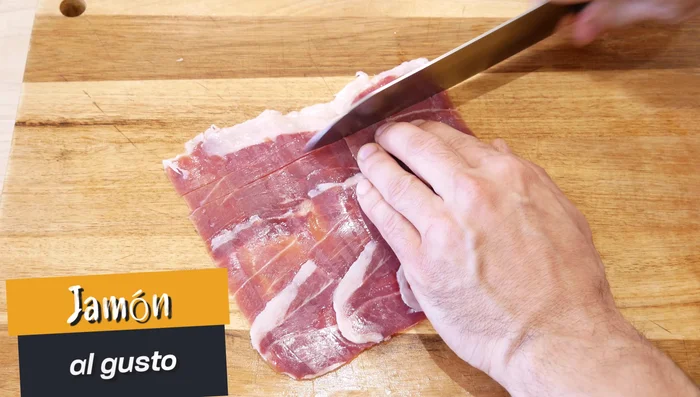 Cortar el jamón en pequeños trozos y añadirlo al recipiente.