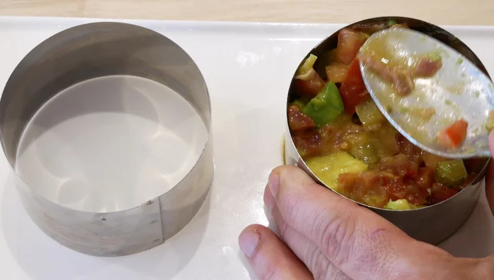 Utilizar aros para timbal para formar los timbales, presionando para compactar los ingredientes.