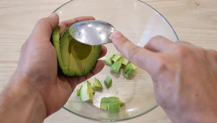Colocar la pulpa de aguacate en un recipiente amplio.