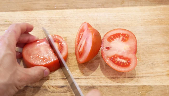 Picar los tomates en dados pequeños.