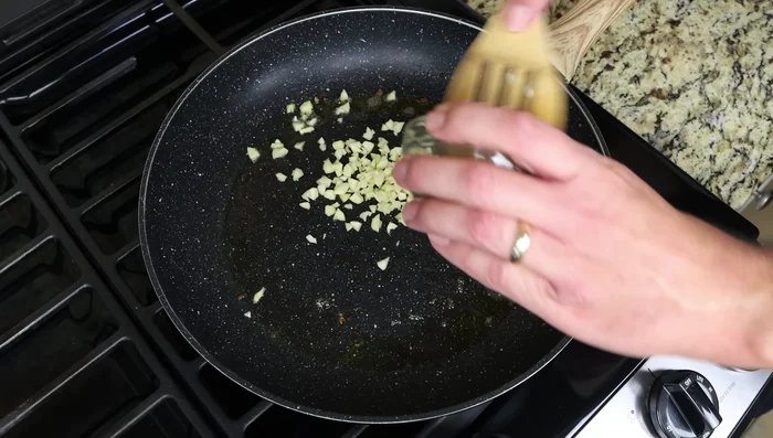 En la misma sartén, sofríe el ajo picado hasta que esté aromático (30 segundos - 1 minuto).