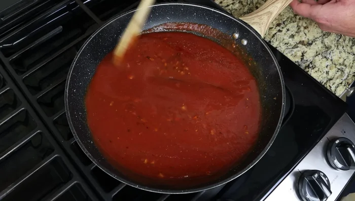 Deja que la salsa hierva a fuego lento durante 5 minutos.