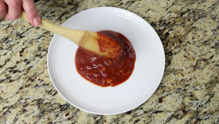 Sirve las albóndigas en una fuente, cubiertas con salsa y perejil picado.