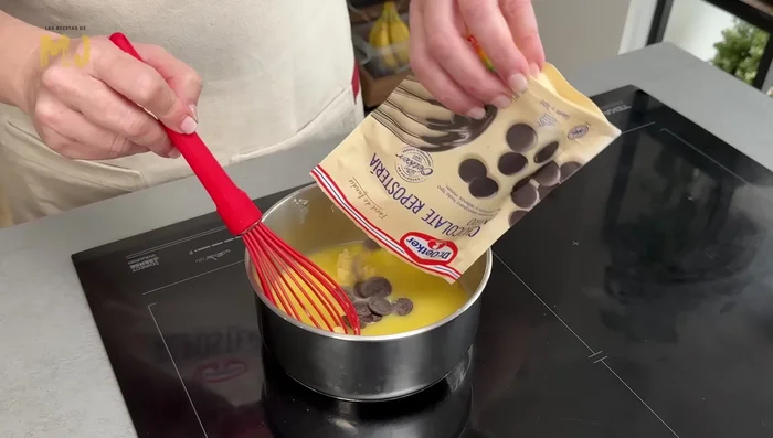 Agregar el chocolate negro y remover con varillas hasta que se disuelva completamente. (21.279)