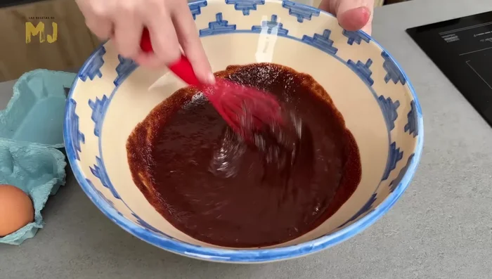 Añadir los huevos uno a uno, mezclando bien después de cada adición. (49.399)