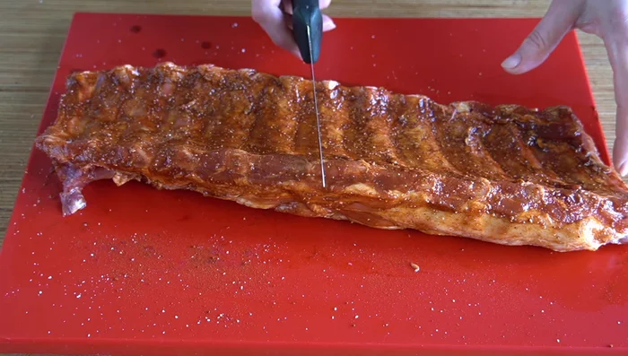 Cortar el costillar por la mitad si es necesario y colocarlo en una bolsa para asar. Hacer unos agujeros en la bolsa. (126.96)
