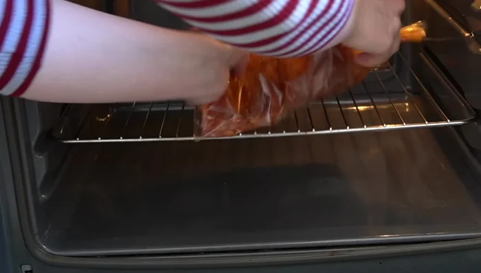 Asar en el horno a 200°C (con calor arriba y abajo) durante 1 hora y 30 minutos. (149.76)