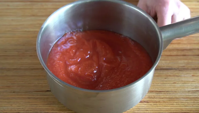 Mientras, preparar la salsa barbacoa: mezclar el tomate triturado, cebolla en polvo, ajo en polvo, pimentón ahumado, pimienta negra, guindilla de cayena, salsa Perrins, humo líquido, miel y vinagre. (162.319)