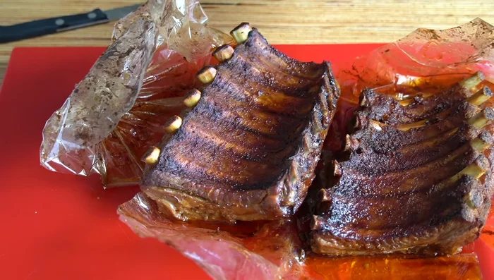 Sacar las costillas del horno, untar con la salsa barbacoa y hornear durante 15 minutos. (236.36)
