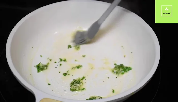 Cocción del pan relleno: Dora los rollos de pan en una sartén con un poco de mantequilla a fuego medio, hasta que el queso se derrita y el pan esté dorado por ambos lados.