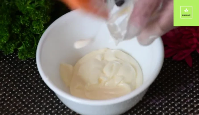 Preparación del aderezo para el sándwich: Mezcla la mayonesa, mostaza, sal, pimienta, vinagre y hojuelas de chile (opcional).