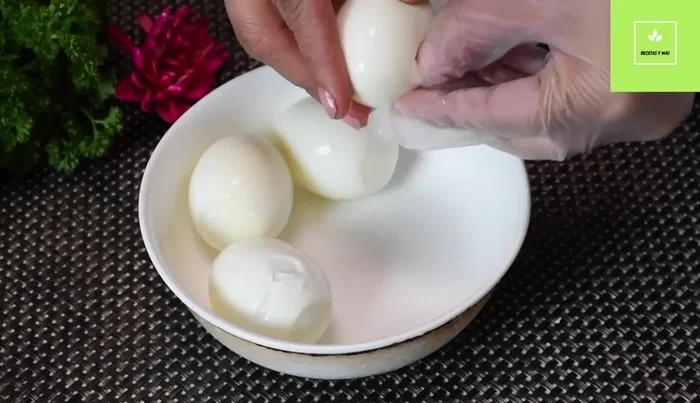 Preparación del relleno del sándwich: Machaca los huevos cocidos. Pica finamente el pepino y la cebolla. Mezcla los huevos, el pepino, la cebolla y el aderezo.