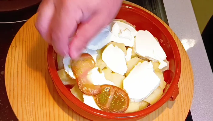 Añadir el tomate negro por encima de la mozzarella.