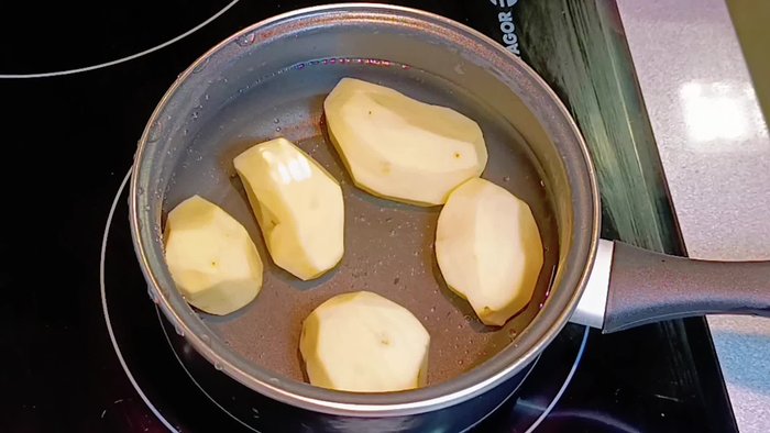 Cocer las patatas durante 15-20 minutos, hasta que estén casi hechas.
