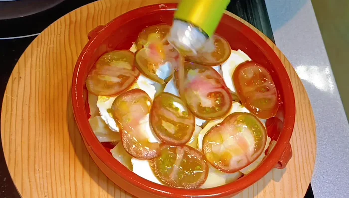 Regar con un poco más de aceite de oliva y espolvorear con orégano fresco.