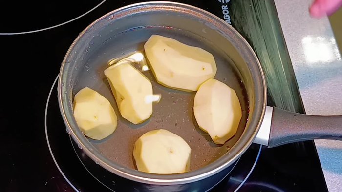 Pelar las patatas.