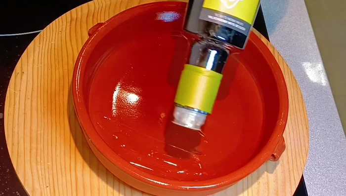 Untar un recipiente de barro con aceite de oliva.