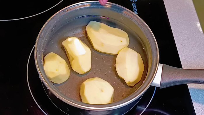 Añadir las patatas peladas a una cacerola con agua y llevar a ebullición. Añadir sal.
