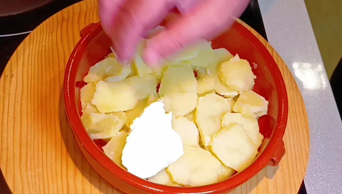 Cubrir las patatas con mozzarella fresca.