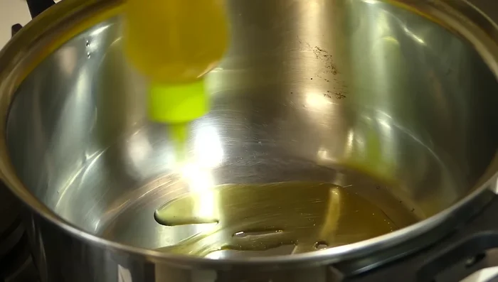 Incorporar el tomate picado y remover bien. (Este paso se infiere de la música de fondo, no hay indicaciones explícitas en el texto.)