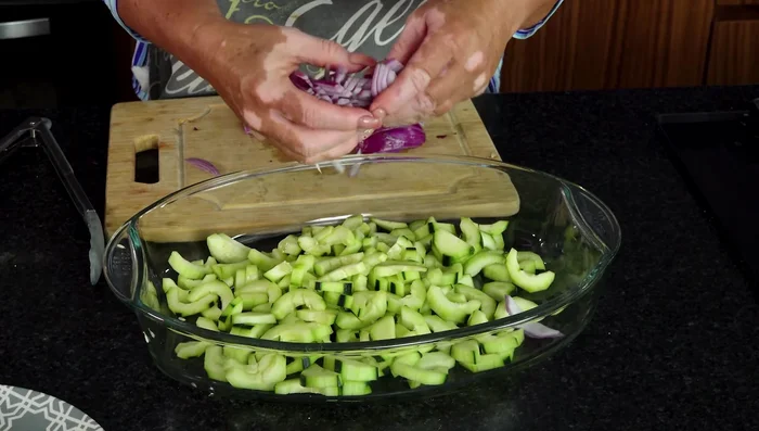 Mezclar el pepino y la cebolla morada.