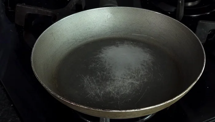 En un sartén, tostar un puñito de chile de árbol, un puñito de chile chiltepín y 2 dientes de ajo.