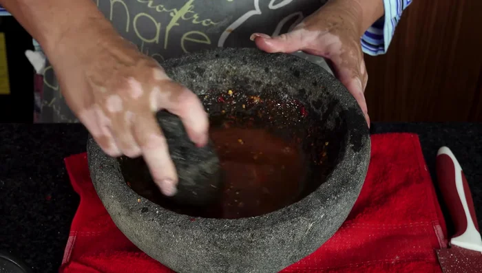 Mezclar muy bien la salsa de chiles.