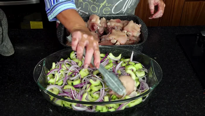 Acomodar las patitas de cerdo ya cocidas y frías en un recipiente.
