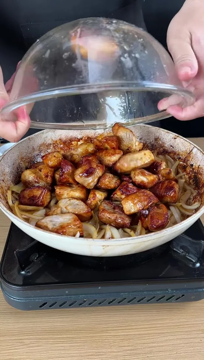 Devolver la carne a la sartén junto con el sofrito.