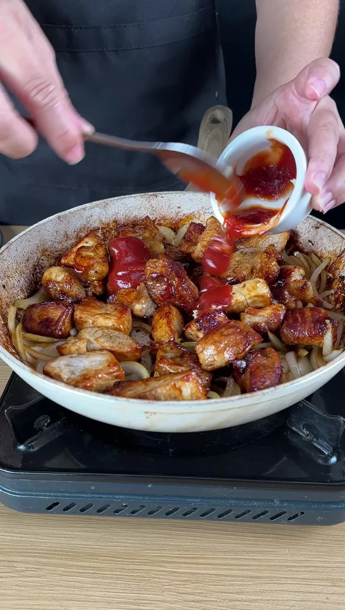 Agregar tres cucharadas de salsa de soja, dos cucharadas de salsa de tomate y una cucharada de miel. Mezclar bien.