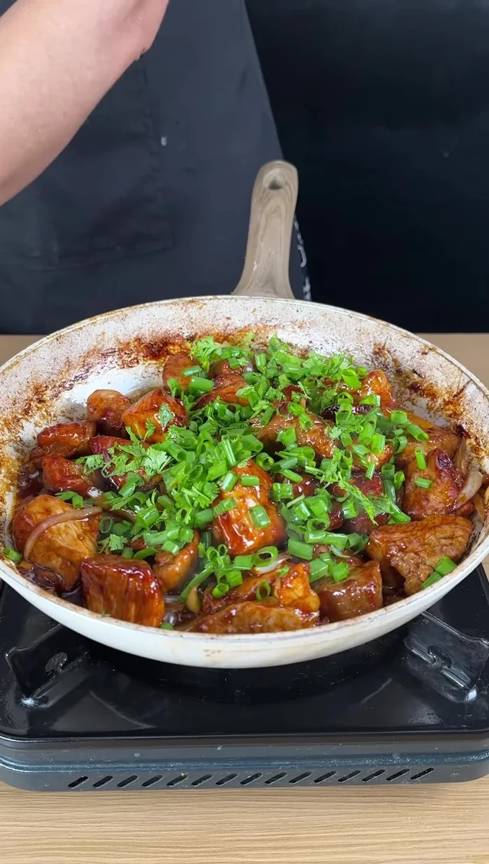 Añadir hierbas frescas (cilantro y cebollino) al gusto.