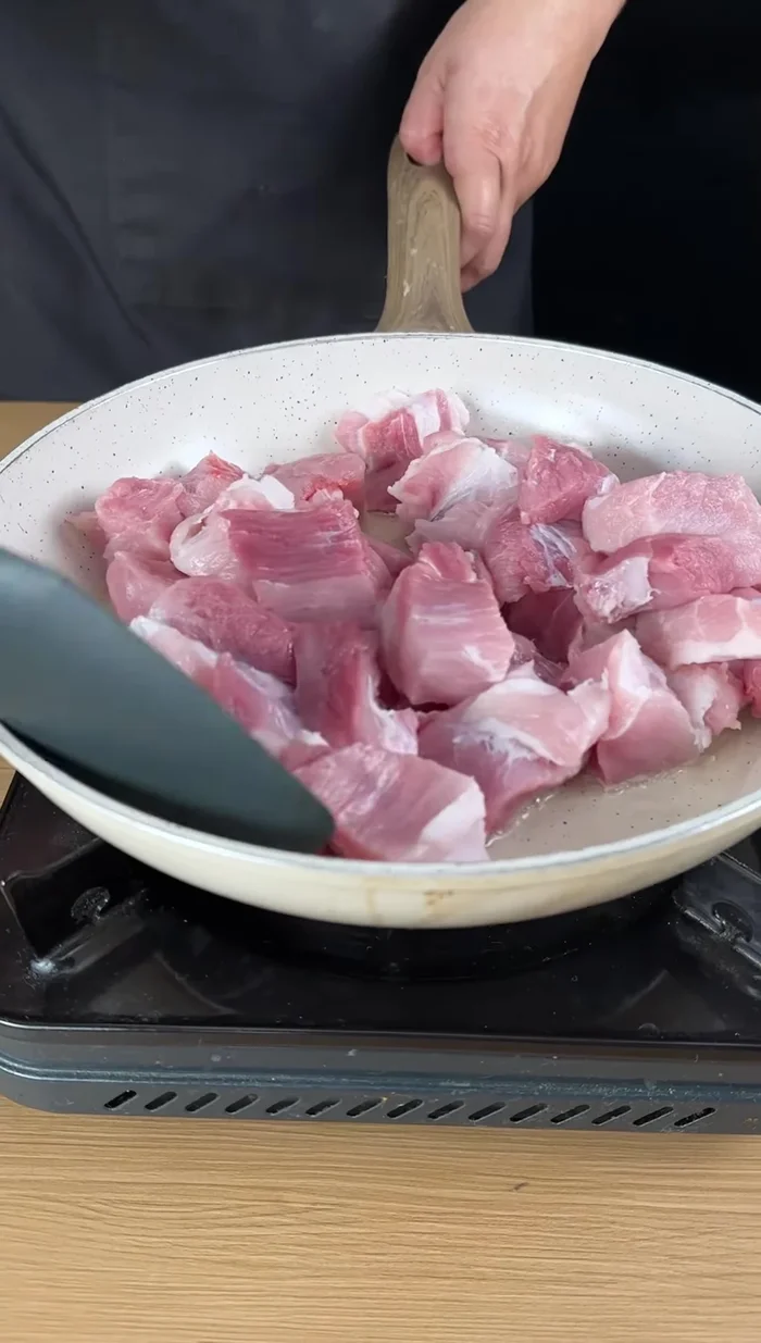 Llevar la carne a una sartén con aceite caliente y mezclar bien para que se impregne.