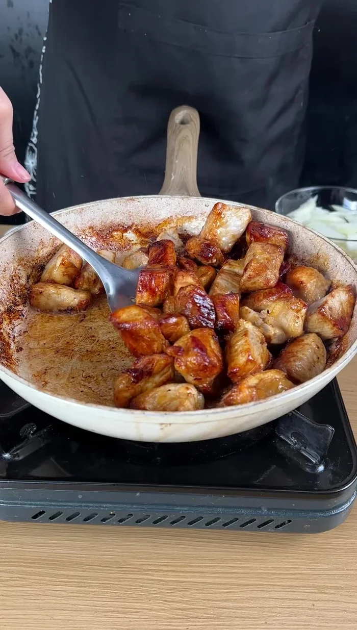 Retirar la carne de la sartén y reservar.
