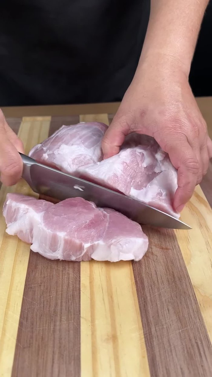 Cortar 1 kg de carne de cerdo fresca y limpia en trozos pequeños.