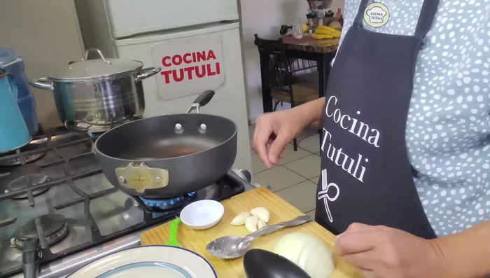 Picar la cebolla y el ajo. Sofreír en un sartén.