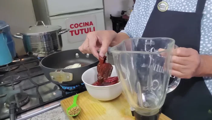 Licuar los chiles hidratados con un poco de agua. Colar.
