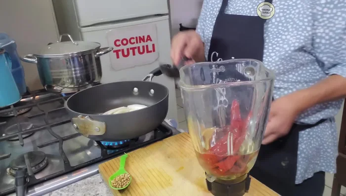Agregar la cebolla y el ajo licuados a la salsa de chiles.